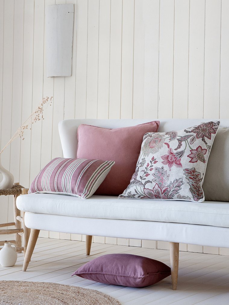 Banco blanco con cojines rosa empolvado y frambuesa de la nueva colección