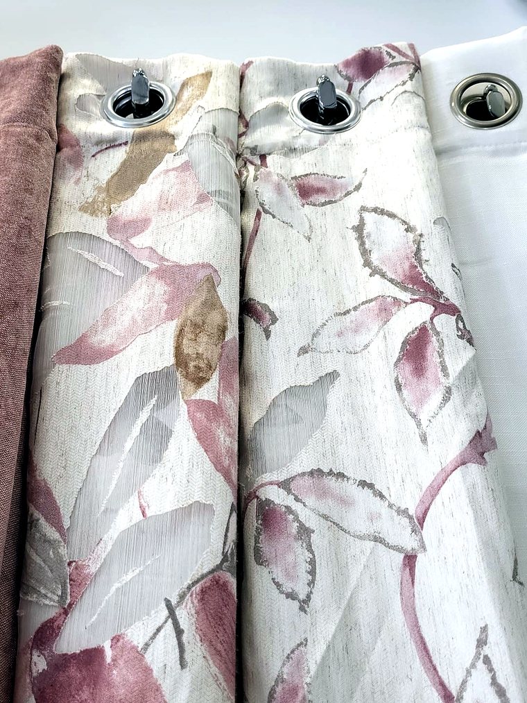 Cortinas con ollaos: terciopelo rosa, floral acuarela y visillo blanco