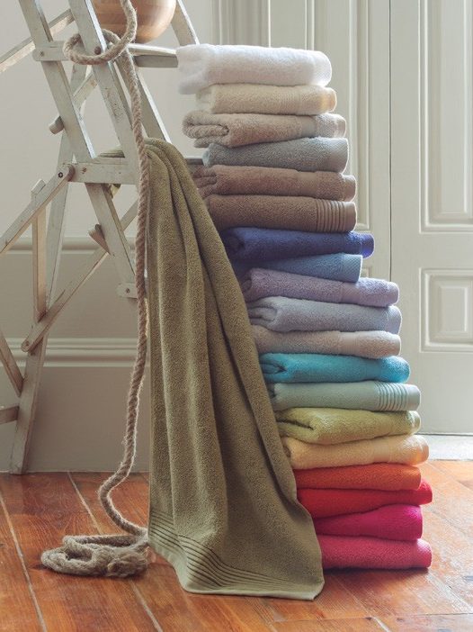 Escalera decorativa con toallas de rizo dobladas en muchos colores